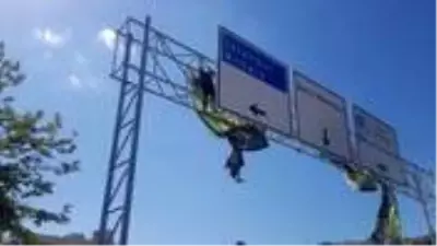 Eşi ve çocuğunun terk ettiği adam, yol tabelasında intihara kalkıştı Eşi ve çocuğunun terk ettiği adam, yol tabelasında intihara kalkıştı