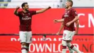 Hakan Çalhanoğlu'nun gol attığı maçta Milan, Roma'yı 2-0 yendi Hakan Çalhanoğlu'nun gol attığı maçta Milan, Roma'yı 2-0 yendi