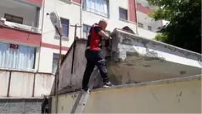 Mahsur kalan ebabil kuşunu itfaiye kurtardı