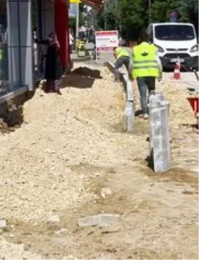 Osmangazi'de kaldırımlar düzenleniyor Osmangazi'de kaldırımlar düzenleniyor