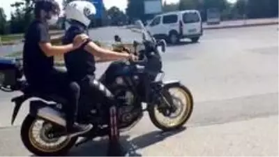 Polislerin motosikletlerle öğrencileri sınava yetiştirdiği heyecan dolu anlar kamerada Polislerin motosikletlerle öğrencileri sınava yetiştirdiği heyecan dolu anlar kamerada