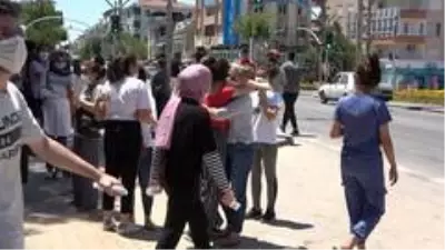 Sınavdan çıkan çocuklarına sarılan velilerden valiye 'kızmayın' çağrısı Sınavdan çıkan çocuklarına sarılan velilerden valiye 'kızmayın' çağrısı