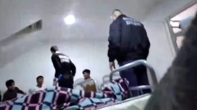 Sırp polisinin mülteci gençlere şiddeti kamerada Sırp polisinin mülteci gençlere şiddeti kamerada