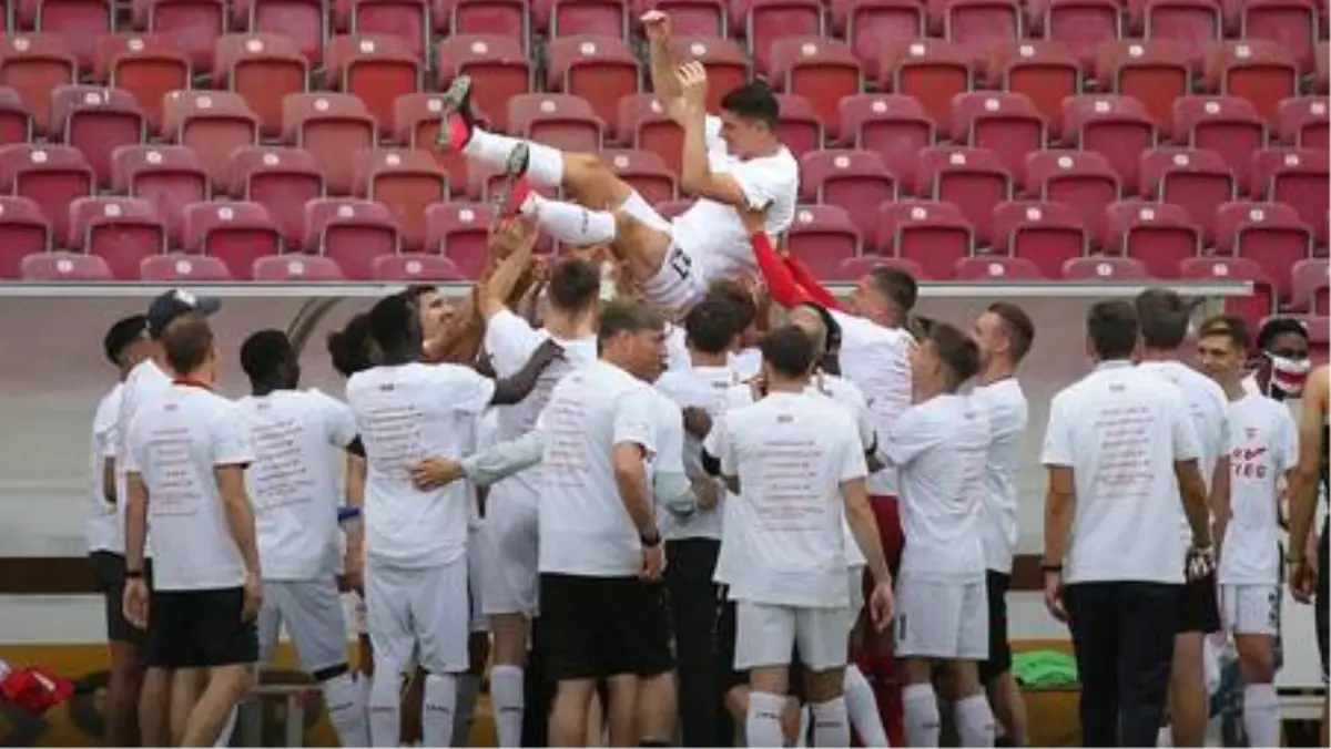 Stuttgart Bundesliga'ya yükseldi