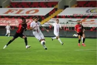 Süper Lig: Gaziantep FK: 0 FTA Antalyaspor: 0 (İlk yarı) Süper Lig: Gaziantep FK: 0 FTA Antalyaspor: 0 (İlk yarı)