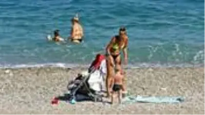 YKS nedeniyle Antalya'nın dünyaca ünlü sahili tatilcilere kaldı YKS nedeniyle Antalya'nın dünyaca ünlü sahili tatilcilere kaldı