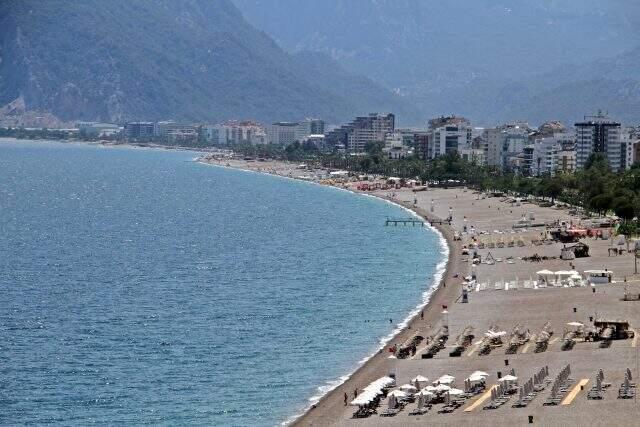 YKS nedeniyle Antalya'nın dünyaca ünlü sahili tatilcilere kaldı YKS nedeniyle Antalya'nın dünyaca ünlü sahili tatilcilere kaldı