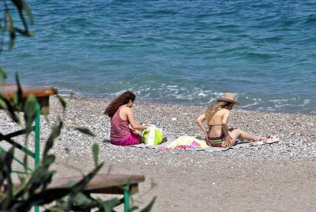 YKS nedeniyle Antalya'nın dünyaca ünlü sahili tatilcilere kaldı YKS nedeniyle Antalya'nın dünyaca ünlü sahili tatilcilere kaldı