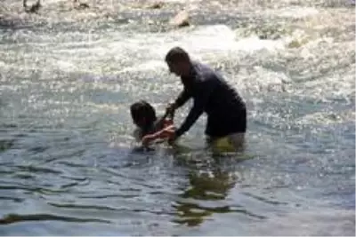 Anneanne intihar etmek istedi, 3 yaşındaki torunu gözyaşlarına boğuldu Anneanne intihar etmek istedi, 3 yaşındaki torunu gözyaşlarına boğuldu