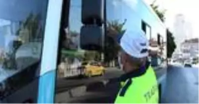 Aracında 14 yerine 37 yolcu taşıyan minübüs şoförü, suçu polise attı: Sayı saymayı bilmiyorsunuz Aracında 14 yerine 37 yolcu taşıyan minübüs şoförü, suçu polise attı: Sayı saymayı bilmiyorsunuz