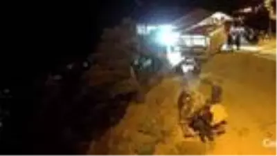 Arkadaşları kalkınca masa devrildi! İki kişi yamaçtan böyle yuvarlandı