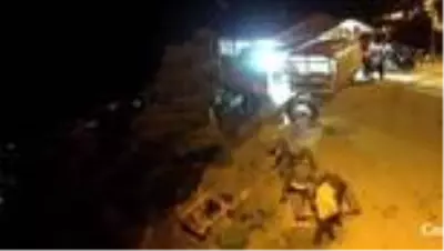 Arkadaşları kalkınca masa devrildi! İki kişi yamaçtan böyle yuvarlandı