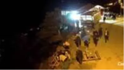 Arkadaşları kalkınca masa devrildi! İki kişi yamaçtan böyle yuvarlandı