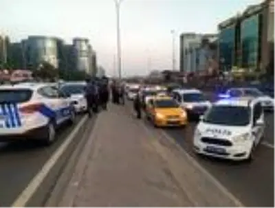 İstanbul'da 5 kişi, taksiciyi rehin alıp bombalı saldırı tehdidinde bulundular İstanbul'da 5 kişi, taksiciyi rehin alıp bombalı saldırı tehdidinde bulundular