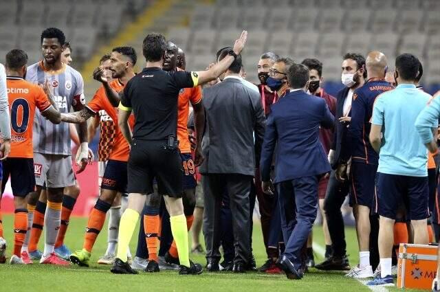 Başakşehir - Galatasaray maçının ardından iki takım saha içinde tartışma yaşadı Başakşehir - Galatasaray maçının ardından iki takım saha içinde tartışma yaşadı