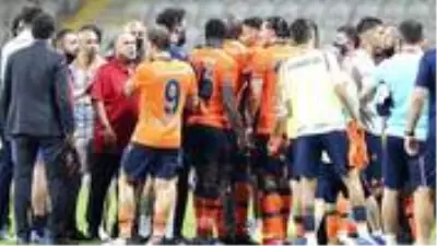 Başakşehir - Galatasaray maçının ardından iki takım saha içinde tartışma yaşadı Başakşehir - Galatasaray maçının ardından iki takım saha içinde tartışma yaşadı
