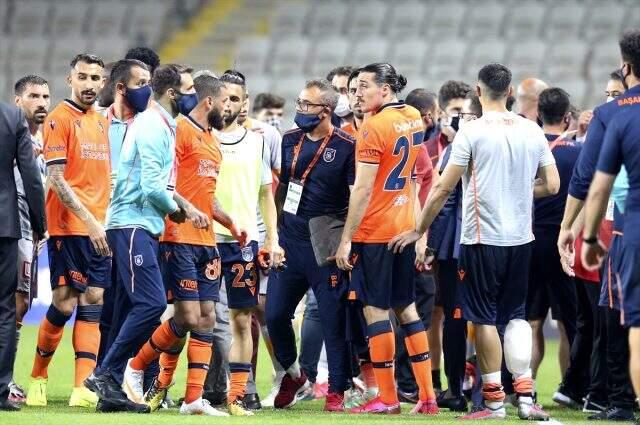 Başakşehir - Galatasaray maçının ardından iki takım saha içinde tartışma yaşadı Başakşehir - Galatasaray maçının ardından iki takım saha içinde tartışma yaşadı