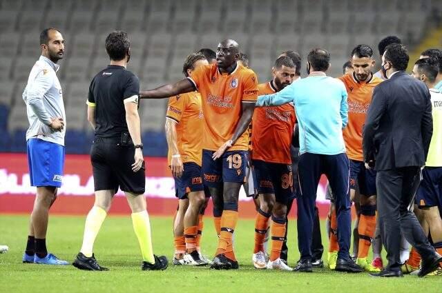 Başakşehir - Galatasaray maçının ardından iki takım saha içinde tartışma yaşadı Başakşehir - Galatasaray maçının ardından iki takım saha içinde tartışma yaşadı