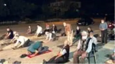 Sakarya'da imama küsen vatandaşlar kıraathane önünde namaz kıldı, Diyanet İşleri Başkanı konunun çözümü için talimat verdi Sakarya'da imama küsen vatandaşlar kıraathane önünde namaz kıldı, Diyanet İşleri Başkanı konunun çözümü için talimat verdi