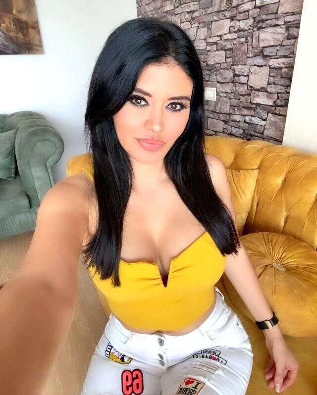 Ebru Polat, İsmail YK'nin 'Bomba Bomba' şarkısında bikiniyle dans etti