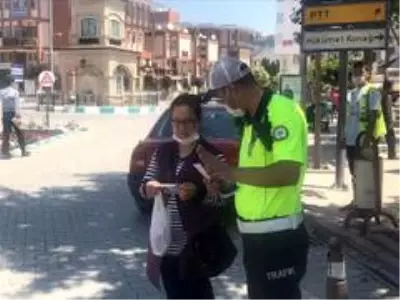 Emirdağ'da; sürücülere ve yayalara bilgilendirme ve broşür dağıtımı yapıldı Emirdağ'da; sürücülere ve yayalara bilgilendirme ve broşür dağıtımı yapıldı
