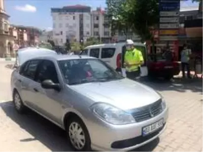 Emirdağ'da; sürücülere ve yayalara bilgilendirme ve broşür dağıtımı yapıldı Emirdağ'da; sürücülere ve yayalara bilgilendirme ve broşür dağıtımı yapıldı