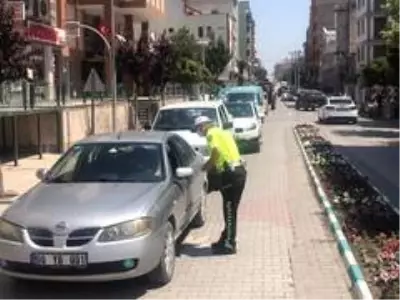 Emirdağ'da; sürücülere ve yayalara bilgilendirme ve broşür dağıtımı yapıldı Emirdağ'da; sürücülere ve yayalara bilgilendirme ve broşür dağıtımı yapıldı