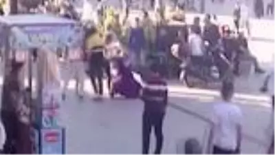 Esenyurt’ta feci kaza kamerada: Motosikletin çarptığı çocuk ağır yaralandı