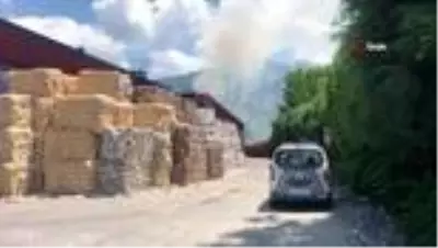 Fabrikanın açık depolama alnındaki atık kağıtlar alev alev yandı