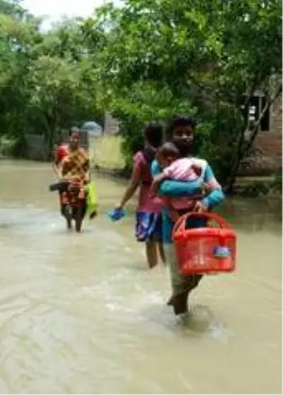 Hindistan'da sel felaketinde 1 milyondan fazla kişi evini terk etti Hindistan'da sel felaketinde 1 milyondan fazla kişi evini terk etti