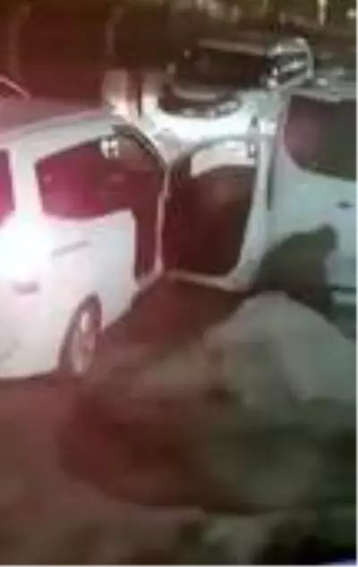 Hırsızın, minibüsün altındaki stepne lastiği çaldığı anlar kamerada Hırsızın, minibüsün altındaki stepne lastiği çaldığı anlar kamerada