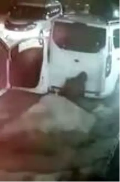 Hırsızın, minibüsün altındaki stepne lastiği çaldığı anlar kamerada Hırsızın, minibüsün altındaki stepne lastiği çaldığı anlar kamerada
