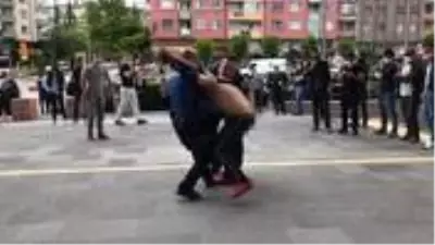 Hırsızlıktan aranan firari hükümlü, adliyede yakalandı Hırsızlıktan aranan firari hükümlü, adliyede yakalandı