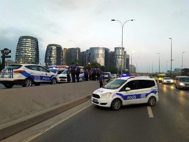 İstanbul'da 5 kişi taksiciyi rehin alıp bombalı saldırı tehdidinde bulundular İstanbul'da 5 kişi taksiciyi rehin alıp bombalı saldırı tehdidinde bulundular