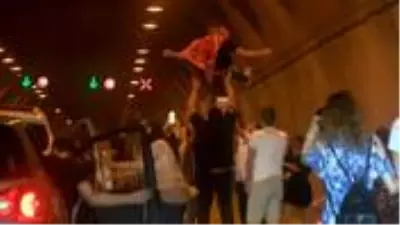 İstanbul'da asker eğlencesi için tünel kapattılar! Sosyal mesafeyi hiçe saydılar İstanbul'da asker eğlencesi için tünel kapattılar! Sosyal mesafeyi hiçe saydılar