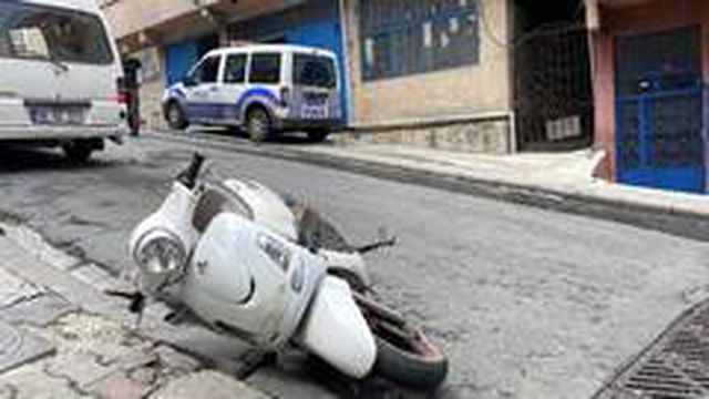 Yaşlı kadının çığlıklarını duyan yarı çıplak vatandaş, kapkapççıları kovaladı