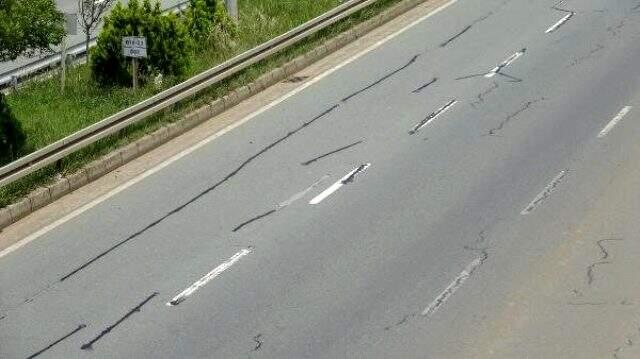 Karadeniz'de sahil yolunda 'çatlak' tehlikesi Karadeniz'de sahil yolunda 'çatlak' tehlikesi