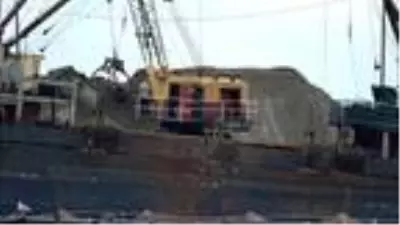 Deniz dolgusu üzerine inşa edilen Karadeniz'deki sahil yolunda çatlaklar oluştu