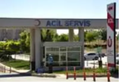 Karın ağrısı şikayetiyle hastaneye giden gencin vücudundan soda şişesi çıktı