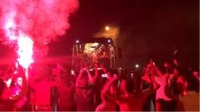 Kayserispor şampiyon gibi karşılandı Kayserispor şampiyon gibi karşılandı