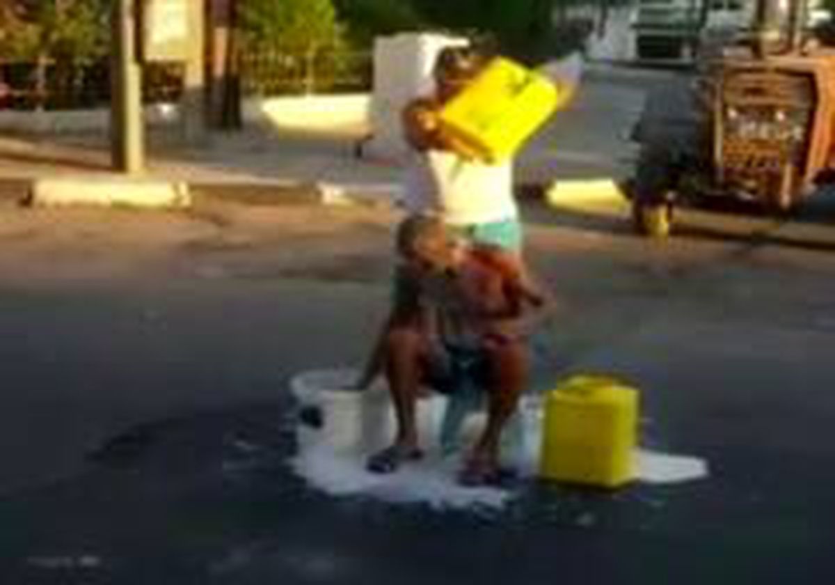 Tarım Bakanlığını protesto eden besici, köyün ortasında süt banyosu yaptı