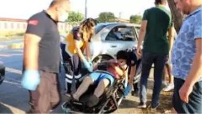 Köpeğe çarpmak istemeyen sürücü ağaca çarptı: 2 yaralı Köpeğe çarpmak istemeyen sürücü ağaca çarptı: 2 yaralı