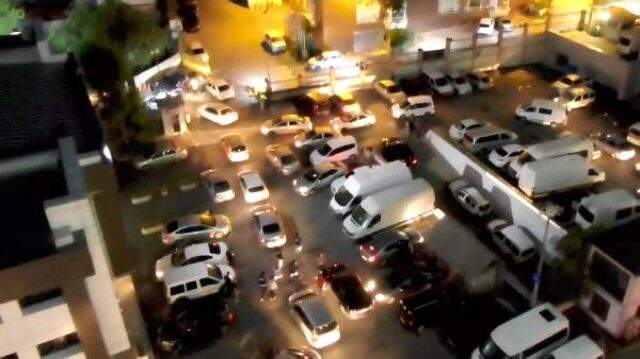 Operasyona giden polis araçlarının Emniyet Müdürlüğü'nden ayrılışı havadan fotoğraflandı