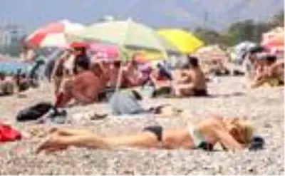 Sıcaktan bunalan soluğu sahilde aldı Sıcaktan bunalan soluğu sahilde aldı