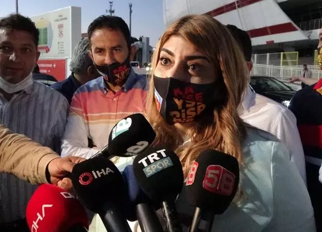 Sivasspor maçının ardından bir Kayserispor yöneticisi, başkan Berna Gözbaşı'nın üzerine yürüdü Sivasspor maçının ardından bir Kayserispor yöneticisi, başkan Berna Gözbaşı'nın üzerine yürüdü