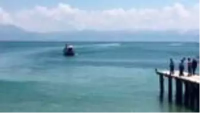 Van Gölü’nde bir teknenin kaybolduğu ihbarı üzerine arama çalışması başlatıldı (2)