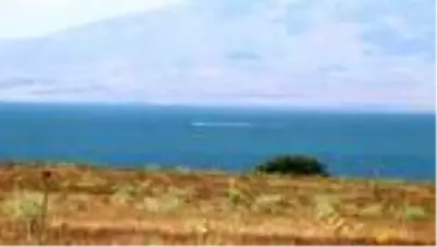 Van Gölü’nde bir teknenin kaybolduğu ihbarı üzerine arama çalışması başlatıldı (2)