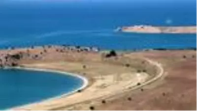 Van Gölü'nde bir teknenin kaybolduğu ihbarı üzerine arama çalışması başlatıldı Van Gölü'nde bir teknenin kaybolduğu ihbarı üzerine arama çalışması başlatıldı