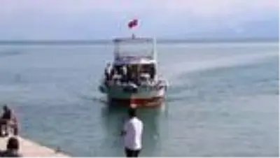 Van Gölü'nde bir teknenin kaybolduğu ihbarı üzerine arama çalışması başlatıldı (4) Van Gölü'nde bir teknenin kaybolduğu ihbarı üzerine arama çalışması başlatıldı (4)