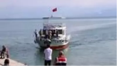 Van Gölü'nde bir teknenin kaybolduğu ihbarı üzerine arama çalışması başlatıldı (4) Van Gölü'nde bir teknenin kaybolduğu ihbarı üzerine arama çalışması başlatıldı (4)